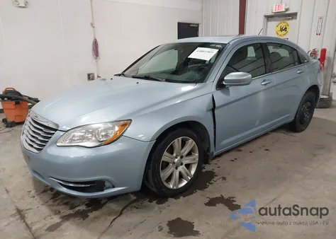2013 Chrysler 200 Touring z USA, uszkodzony, nr VIN 1C3CCBBB8DN611857